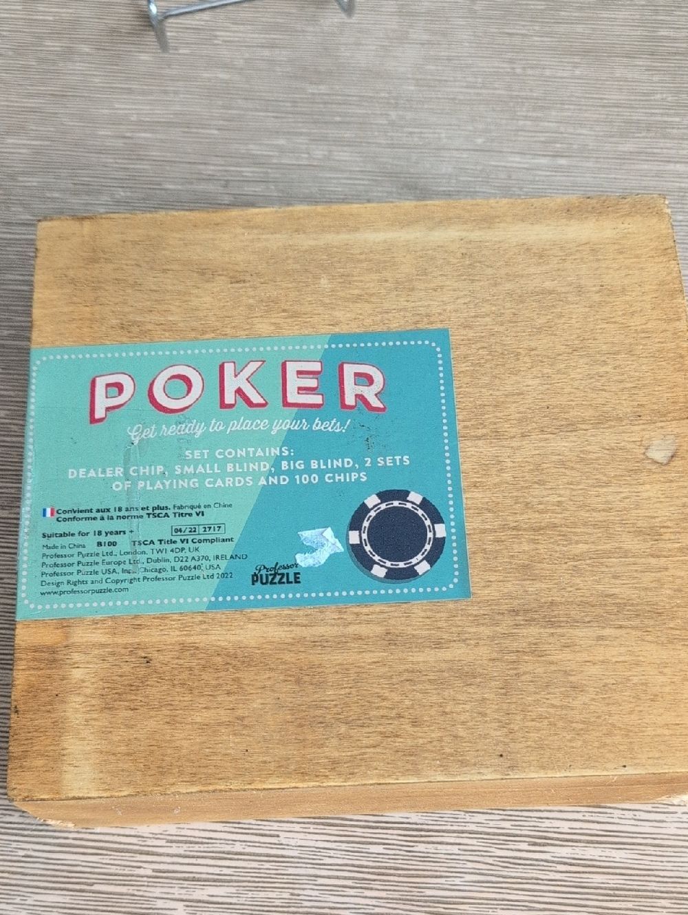 Vintage-Style Poker Set with Red, Green & Black Chips In Wood Box - Picture 4 of 6